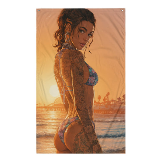Visuel de drapeau gaming style GTA d'une femme aux tatouages visibles, sur une plage au crépuscule, évoquant une ambiance de liberté et de sérénité.