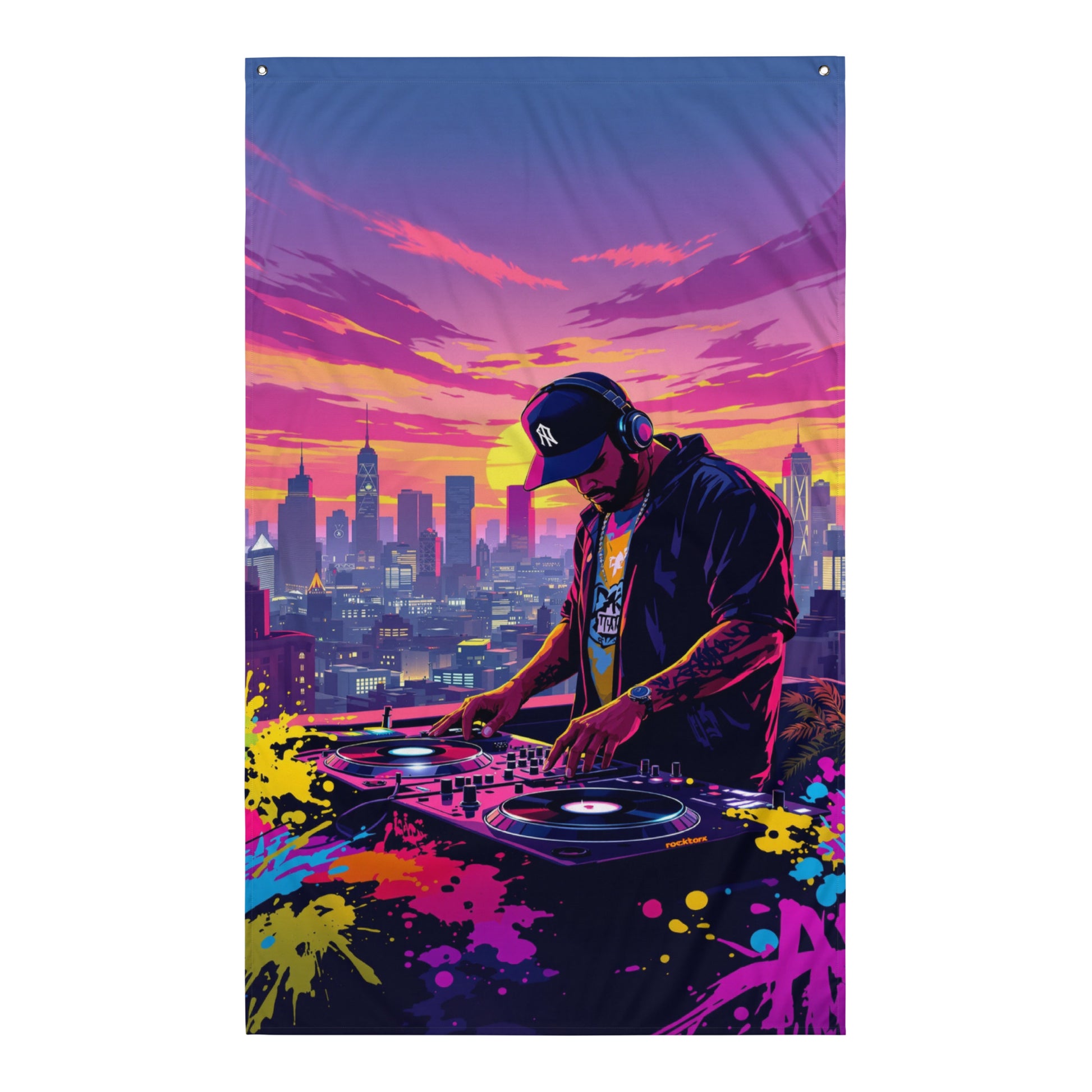 Visuel de drapeau gaming style GTA représentant un DJ en pleine performance au-dessus d'une ville illuminée de néons violets et oranges.