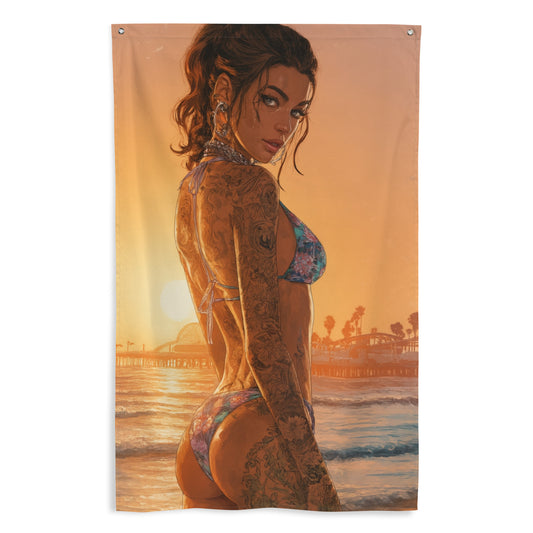 rapeau mural GTA montrant une femme tatouée de dos, en maillot de bain, regardant un coucher de soleil sur une plage avec l'océan en arrière-plan.