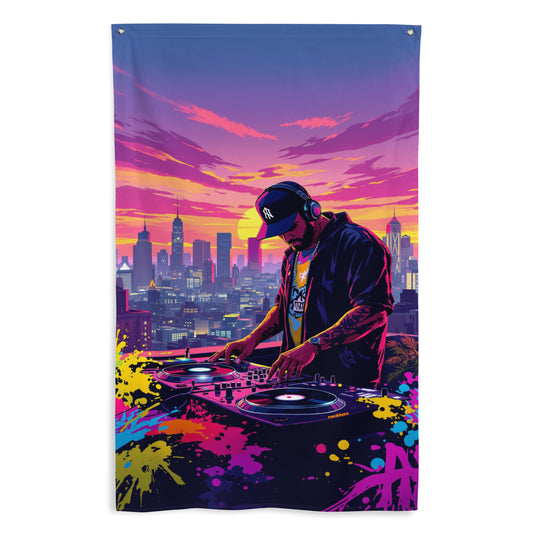 Drapeau mural GTA avec un DJ mixant sur les platines sur un rooftop, avec une vue plongeante sur une ville futuriste.