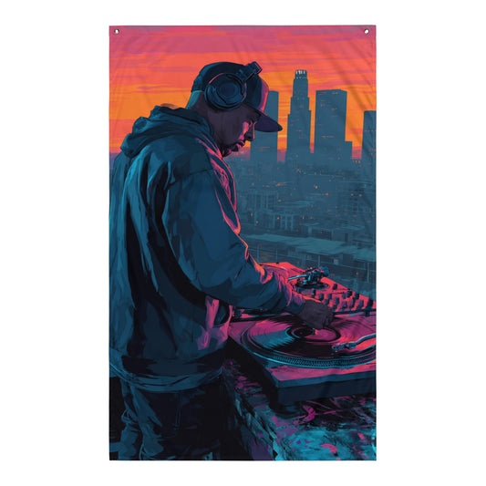 Visuel de drapeau gaming style GTA d'un DJ en pleine performance sur un toit, avec une vue nocturne de la ville en arrière-plan.