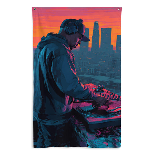 Drapeau mural GTA avec un DJ mixant sur un rooftop surplombant une ville urbaine illuminée la nuit.
