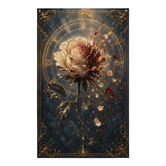 Drapeau mural gaming avec une rose éphémère en pleine disparition, entourée d’éclats rouges, de poussière dorée et d’ornements anciens.