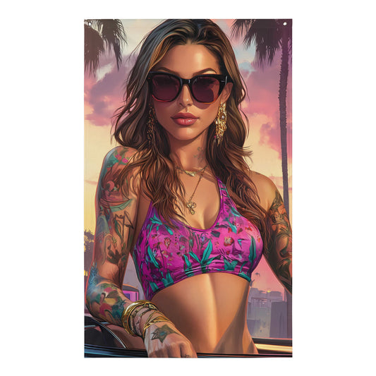 Drapeau mural GTA femme tatouée – visuel net et tendu, style urbain affirmé pour déco gaming