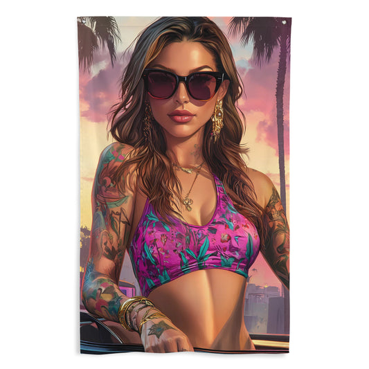 Drapeau mural GTA femme tatouée – texture textile visible, ambiance réaliste pour setup gaming