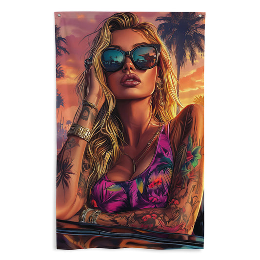 Drapeau mural GTA femme blonde tatouée – texture textile visible, ambiance urbaine immersive